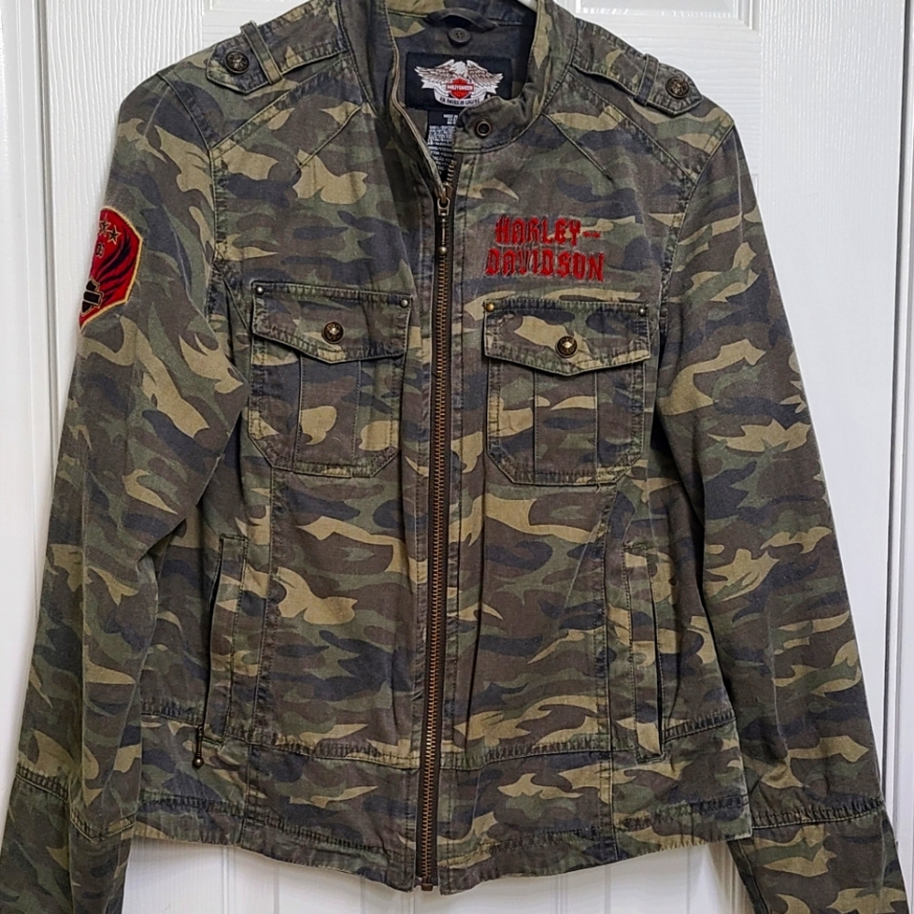 Harley Davidson Camo Bomber Jacket, small, medium. VERY COMFORTABLE!